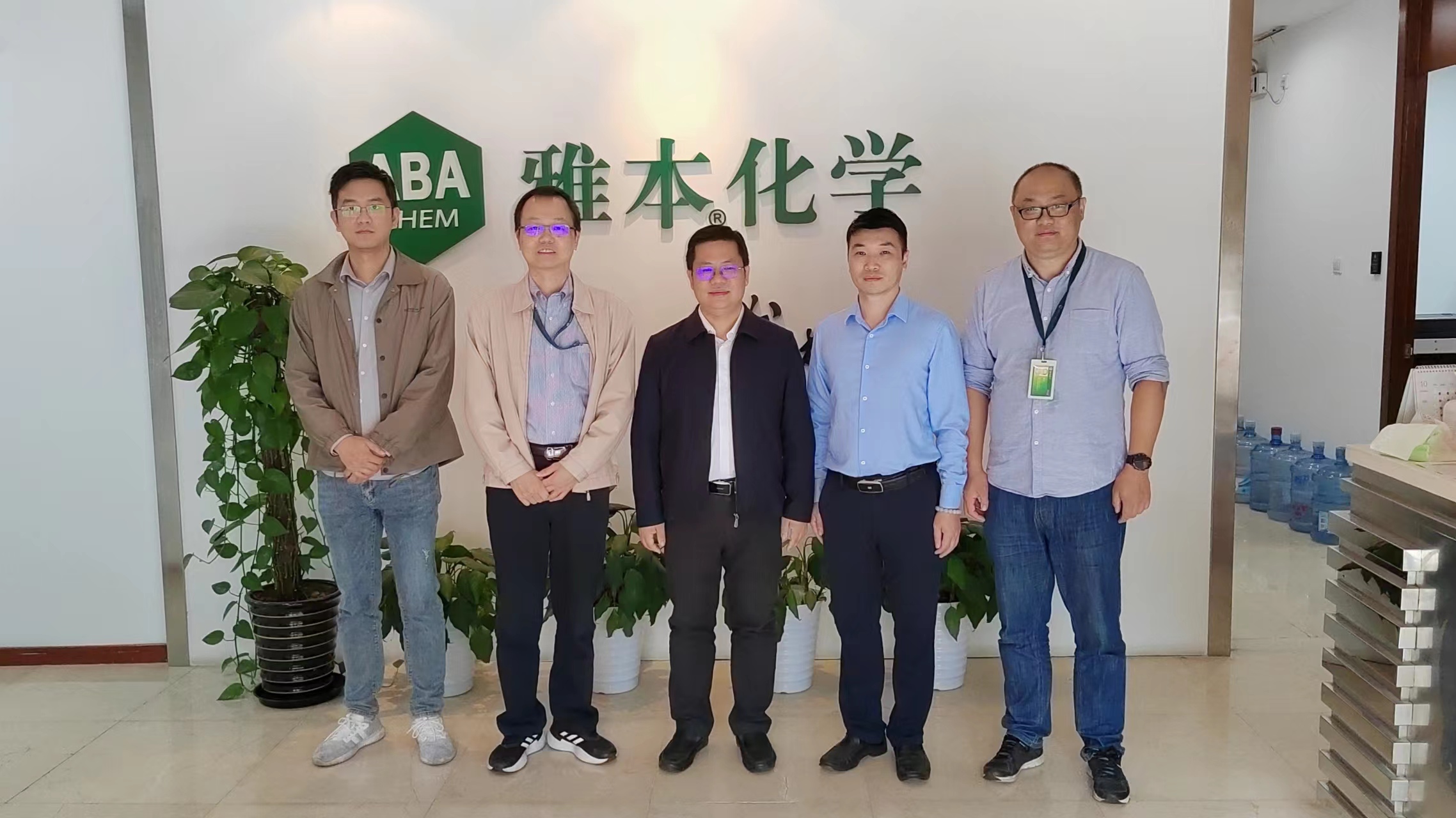 襄城区委常委、统战部部长刘颖浩一行参观Stake化学张江创新中心