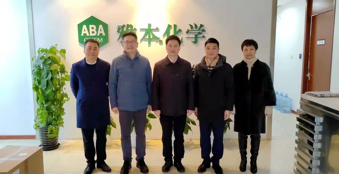 中共浦东新区区委常委、统战部部长张峰一行访问Stake化学张江创新中心